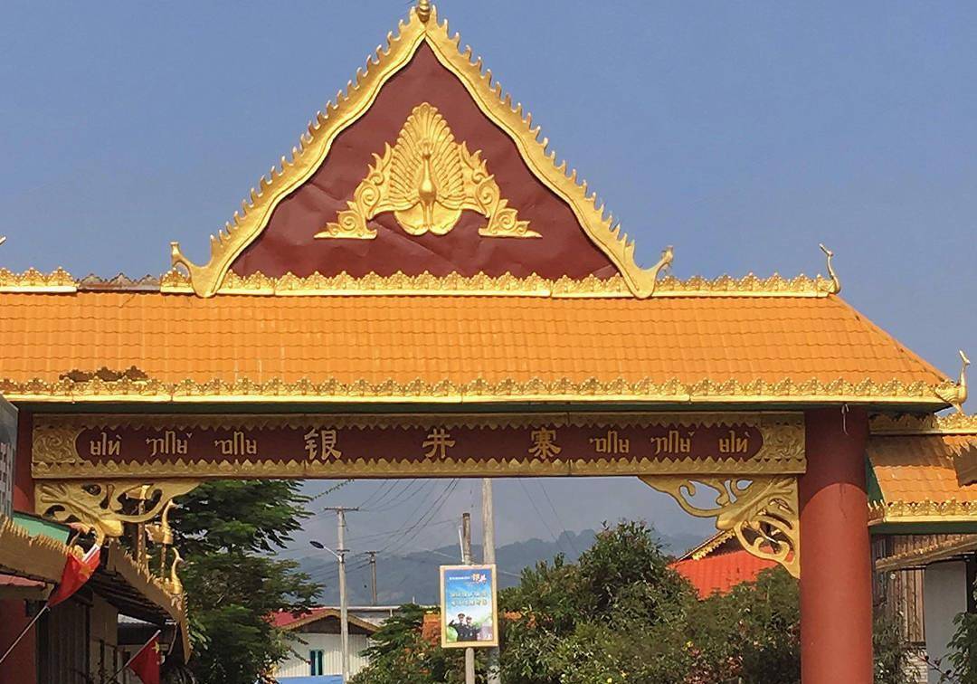 云南最特别的边境村寨,一半属于邻国,村民走两步就出国_旅游_村子