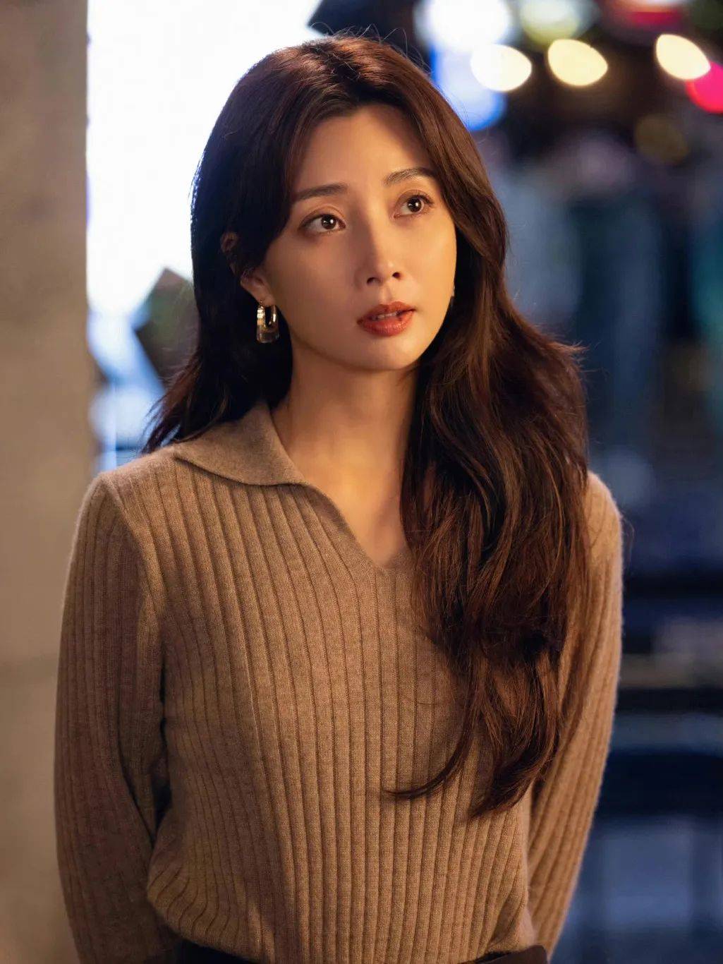 明星|快来get殷桃 万茜 王子文的治愈姐系穿搭_衬衫_职场_剧中