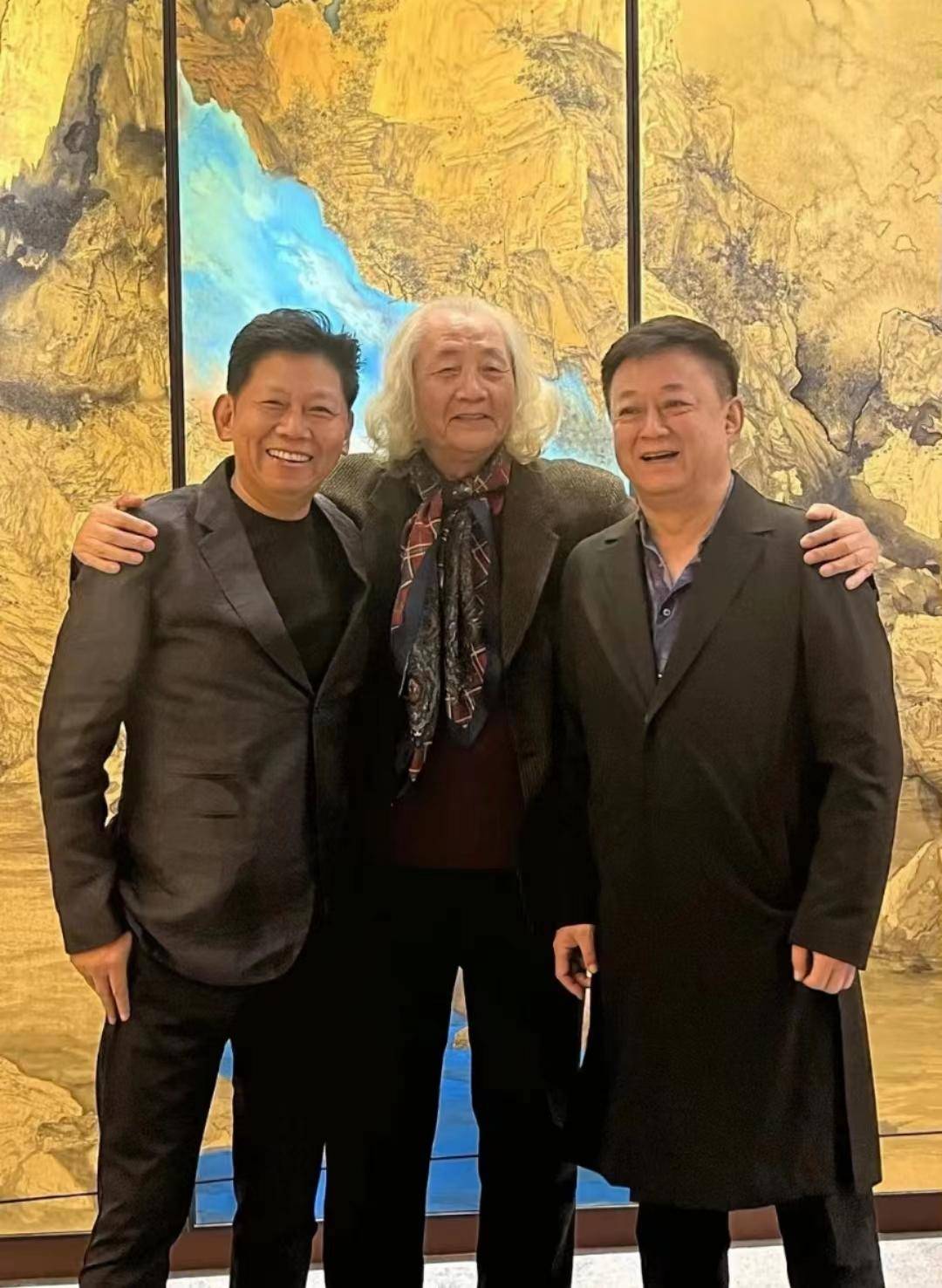 央视主持朱军近照曝光,身形发福大肚腩抢镜,与好友看画展心情好_生活