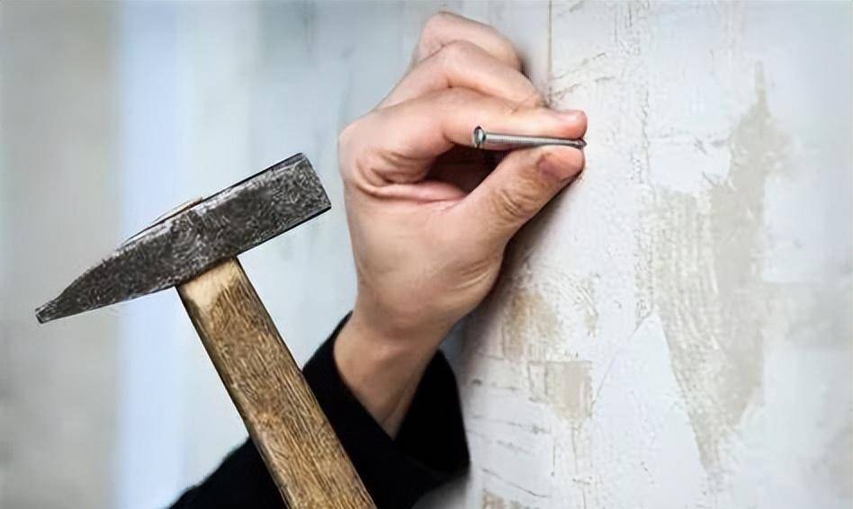 但是从风水学的角度来看,家中不可随便钉钉子,因为它