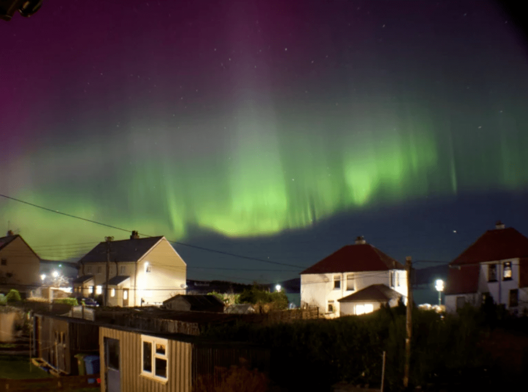 冰岛北极光图集：极光真的像照片上这样美丽耀眼吗？ | Guide to Iceland