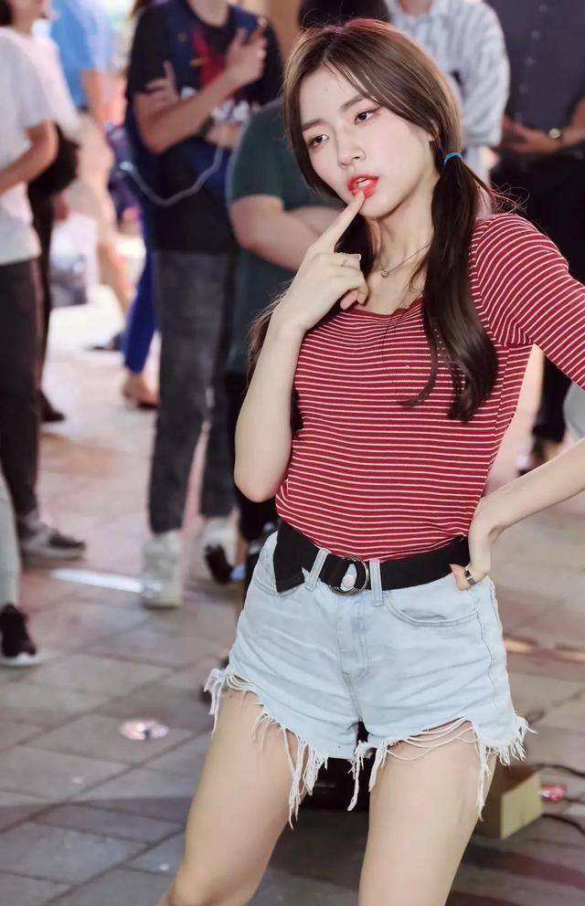 韩国路演女神clocksally_因为_花中_莎莉