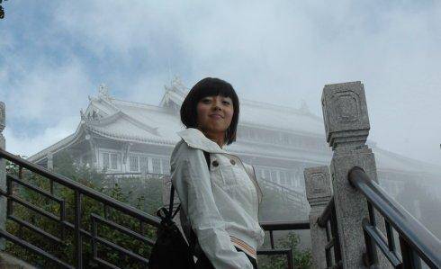 2015年,这位女主持人因"内急"溺水丧命,消防队员打捞了一小时_佟瑶