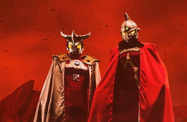 这两人算是代替了当年旁观的奥王和阿斯特拉了,看来这次赛罗又去特训