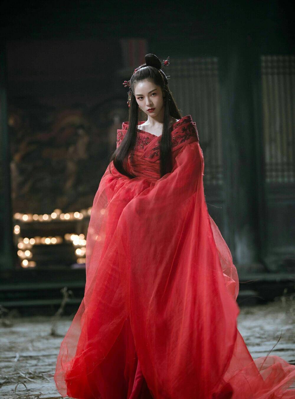 弊端就是她的长相只适合现代剧,很难想象她拍摄古装剧时的样子,钟楚曦