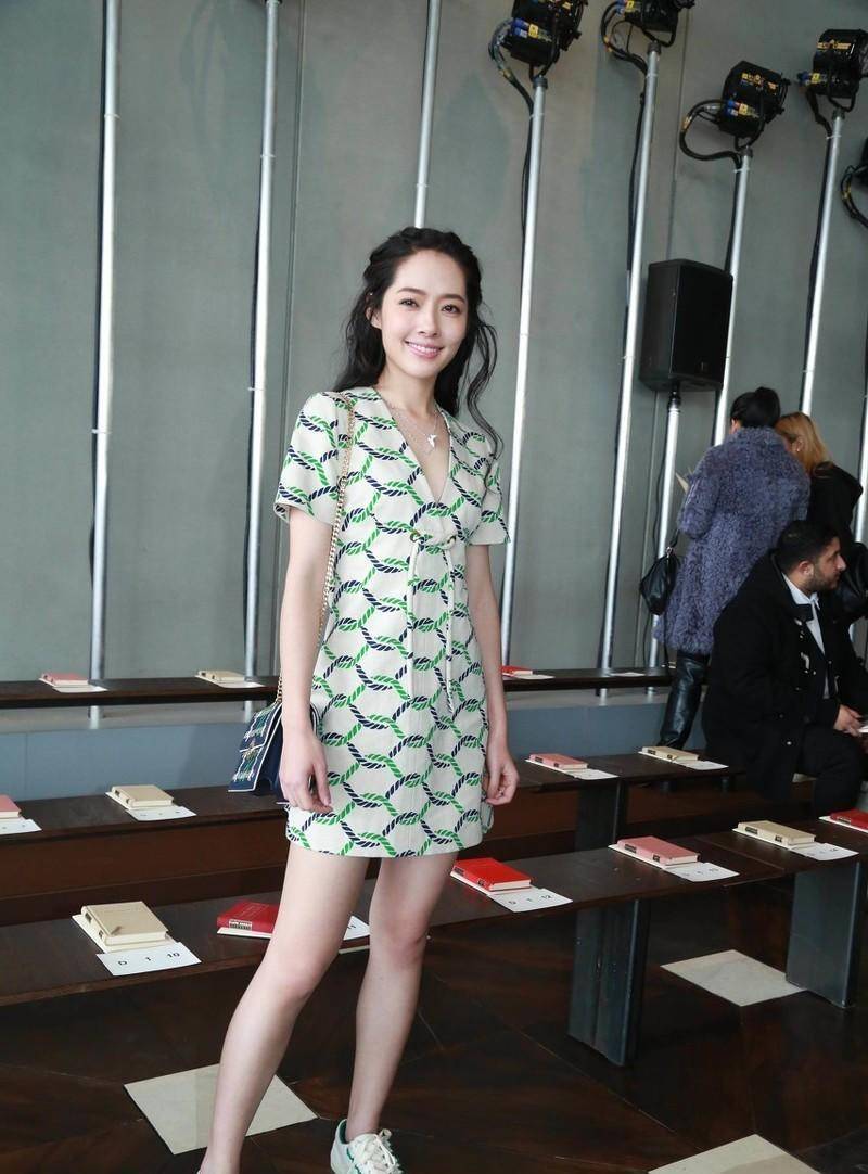 郭碧婷和别的阔太不一样,一袭花纹连衣裙现身清新脱俗,甜美可人_亮片