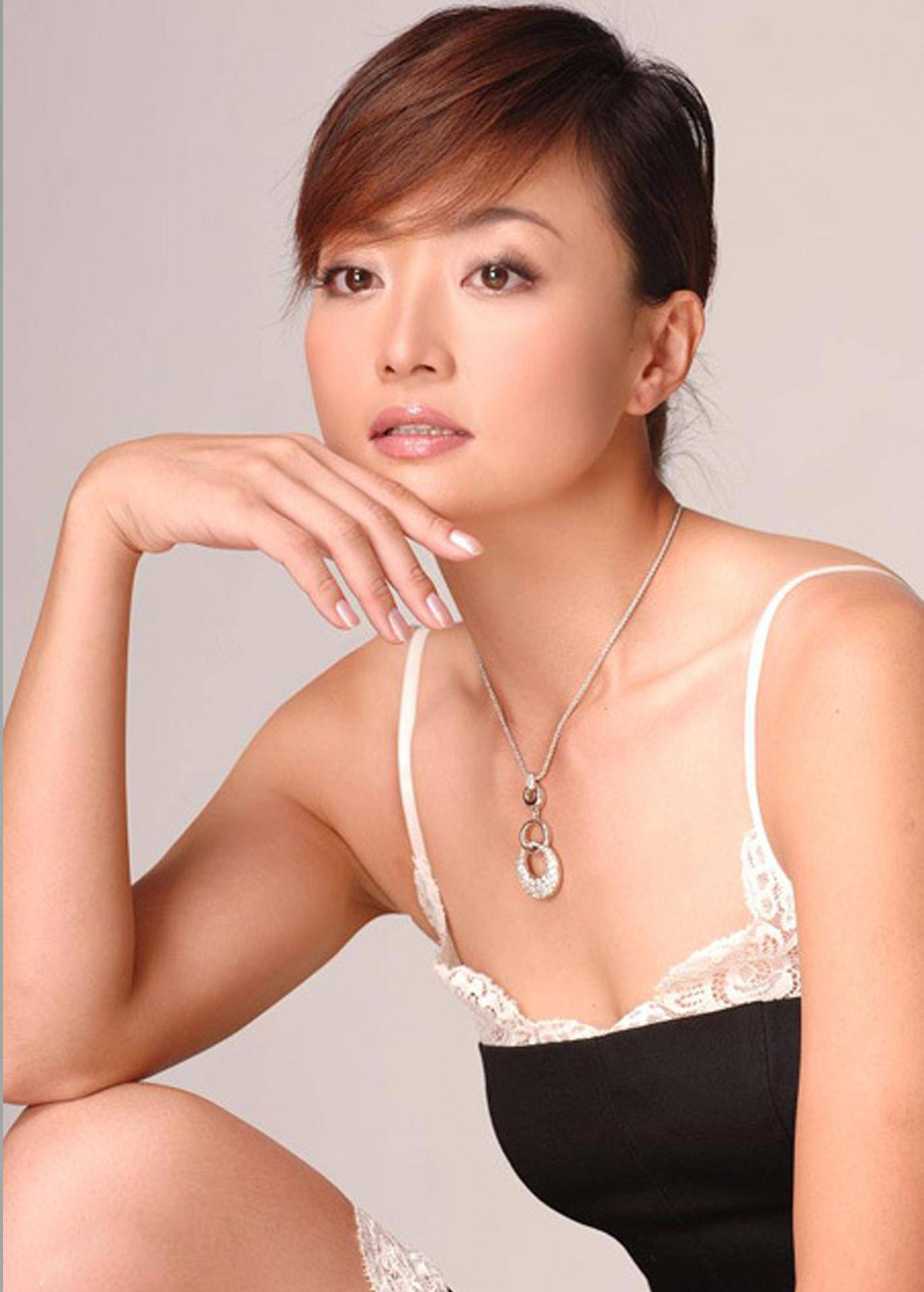 原华:与沙桐闪婚闪离,今前夫又结束"无性"婚姻,她过得怎样?