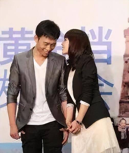 张译夫妇罕见同台,二婚老婆穿得很土但模样精致,夫妻互动很甜蜜_西装