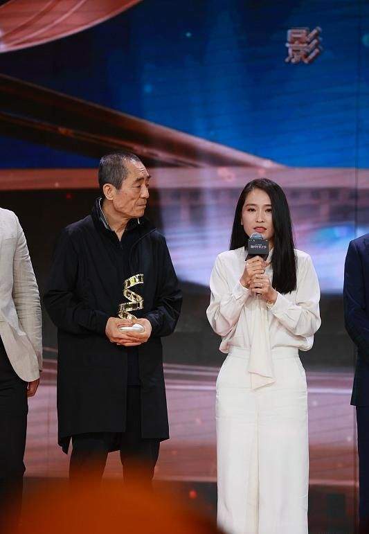 一袭白衣成全场最低海拔,气场却很足_张默_身高_西装