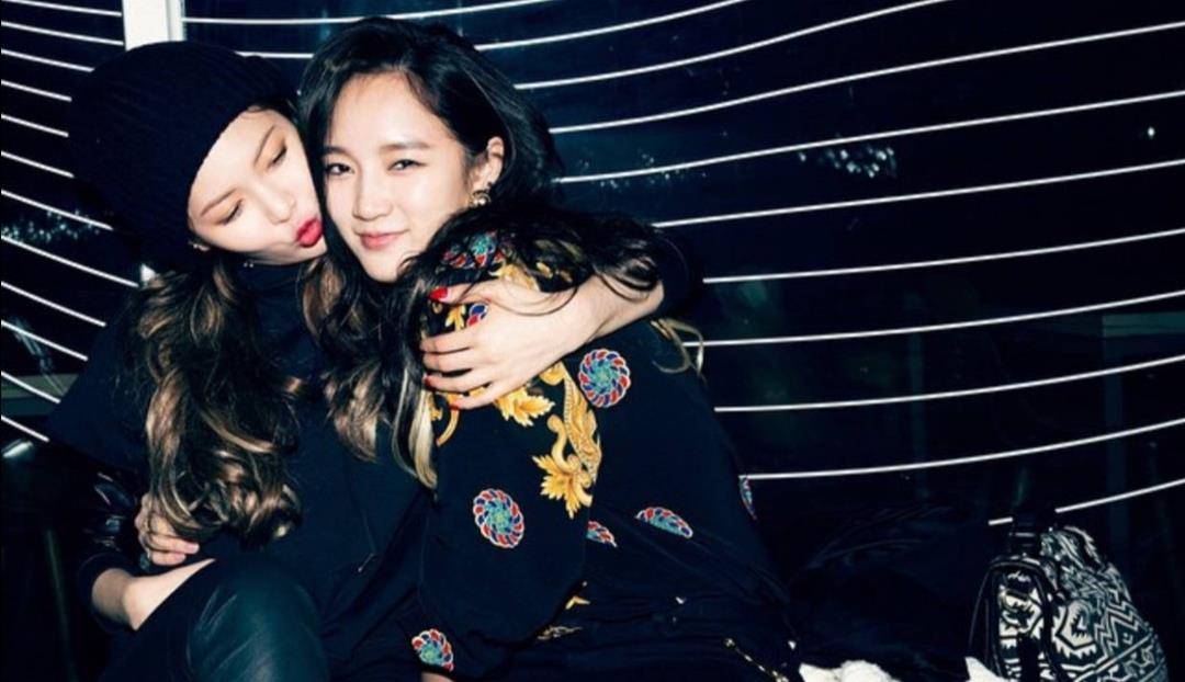 孟佳晒新歌封面,半裸上身,纤细时尚,不愧是小野马泫雅的闺蜜!