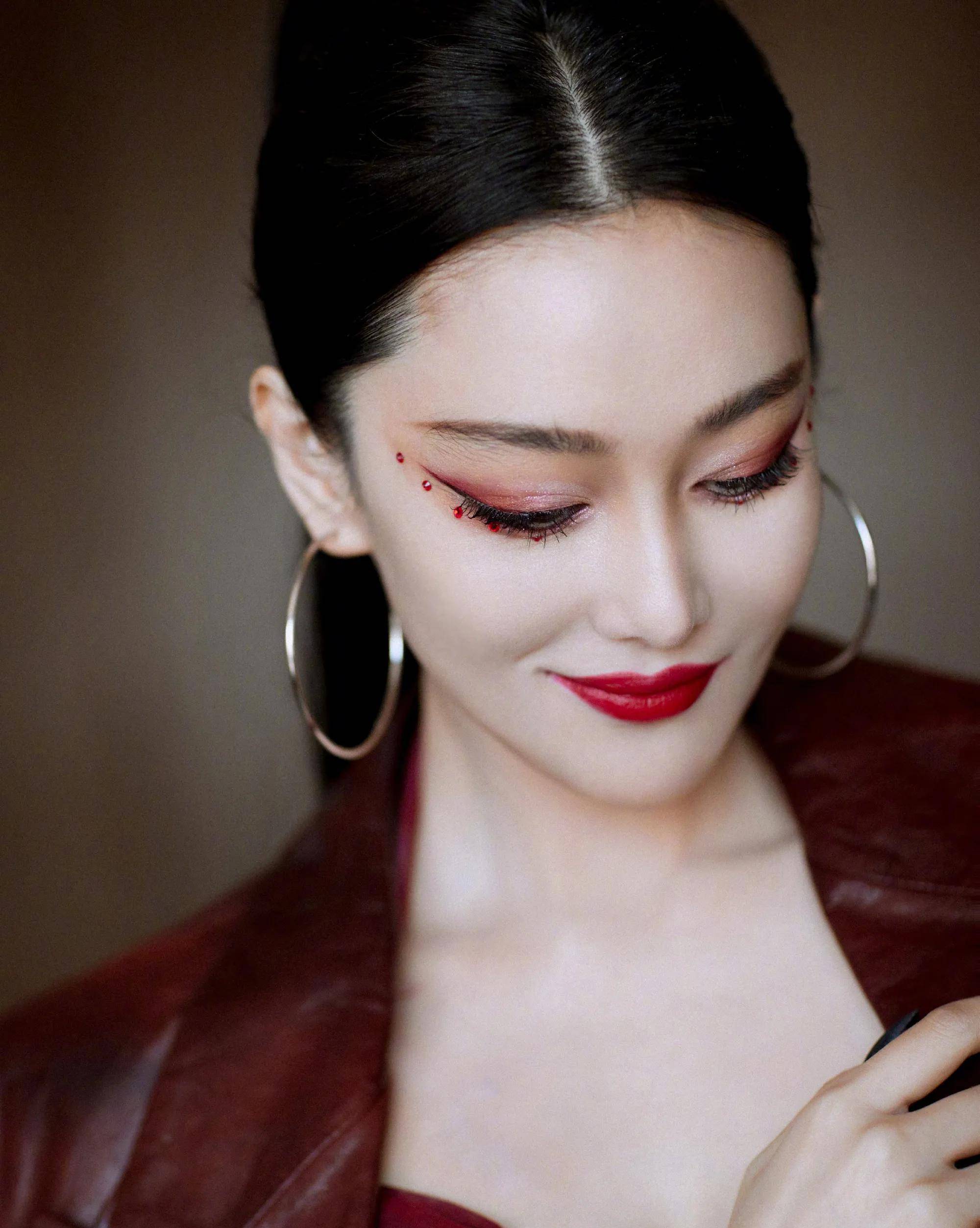 张馨予穿红色吊带裙配黑丝 美艳霸气 身材火辣 性感迷人_颜色_眼睛