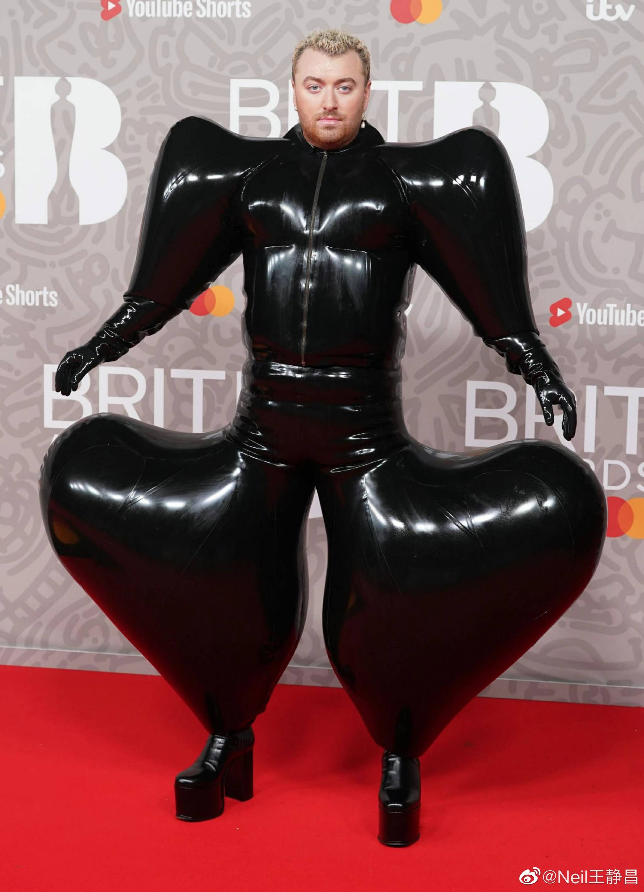 2 / 7 骚姆sam smith亮相2023年红毯,这造型足以引起轰动了,服