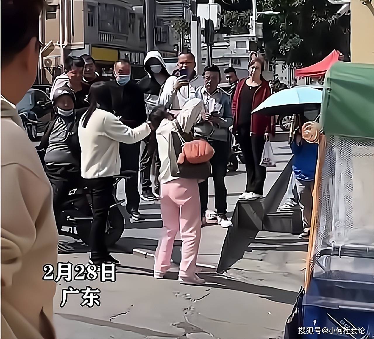 广东女子离婚后找第三者泄愤，将其当街暴打，怒斥：让你毁我家庭_前妻_影响_问题