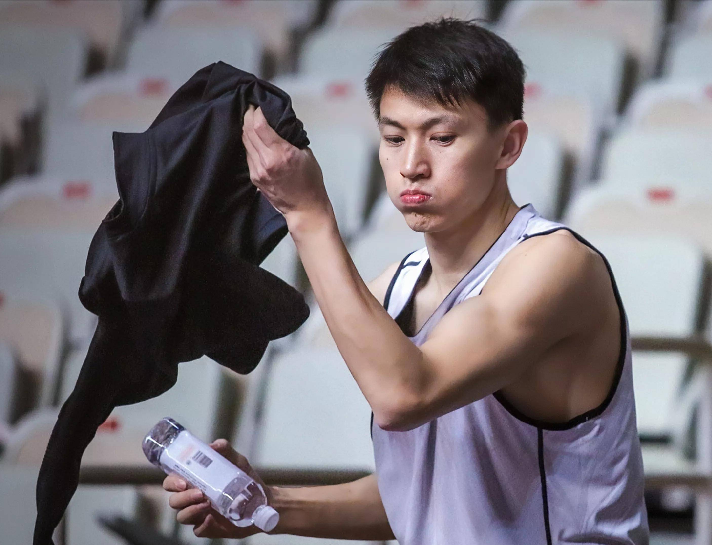 男篮乔帅考察2场,刘晓宇首秀,孙铭徽回归,小赵睿升级回归_比赛_北控