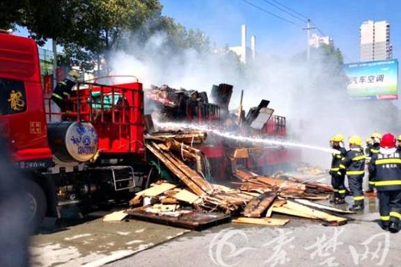 十堰一货车起火秒变“火车”司机一路奔驰开进消防队