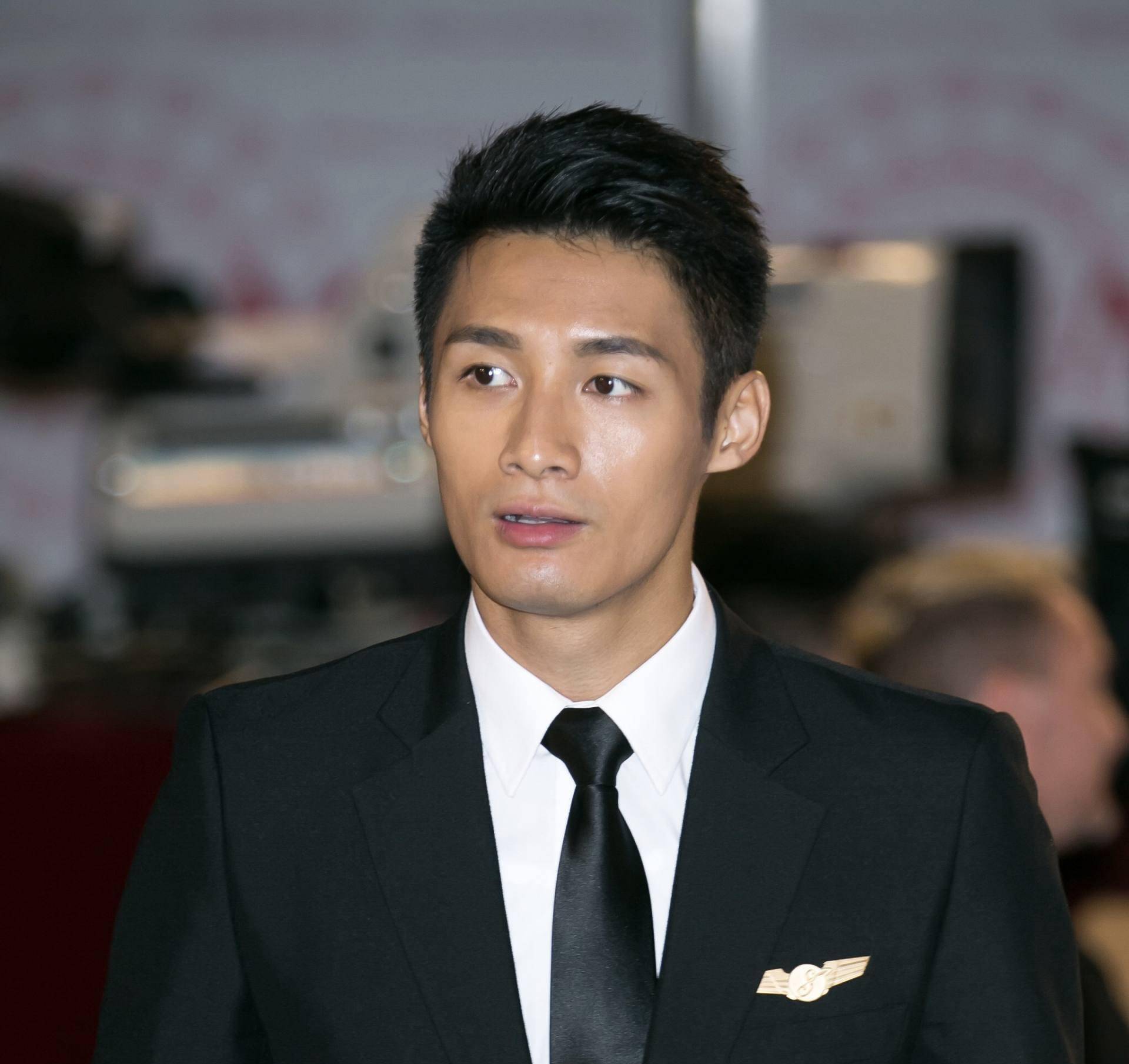 tvb小生疑被异性爆性侣多得惊人,本人称不回应,网友:要黄了_翟威廉