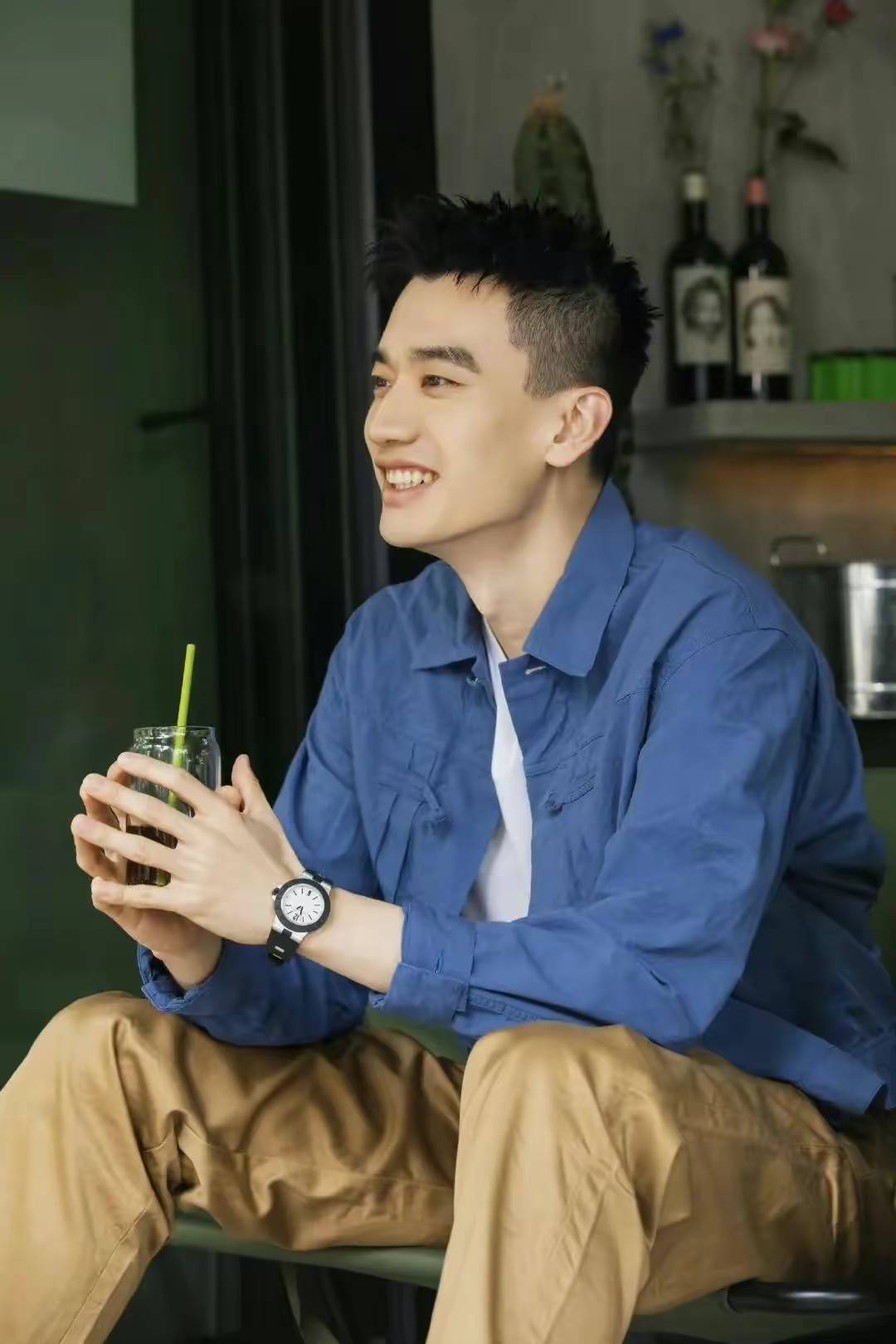 上海交大的同学,两人决定结婚是在吃火锅的时候,领证是在庞博生日当天