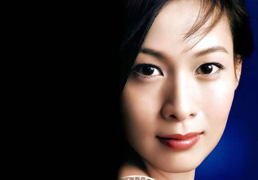 她的父亲当过海军舰长,刘若英可以说是出身名门.