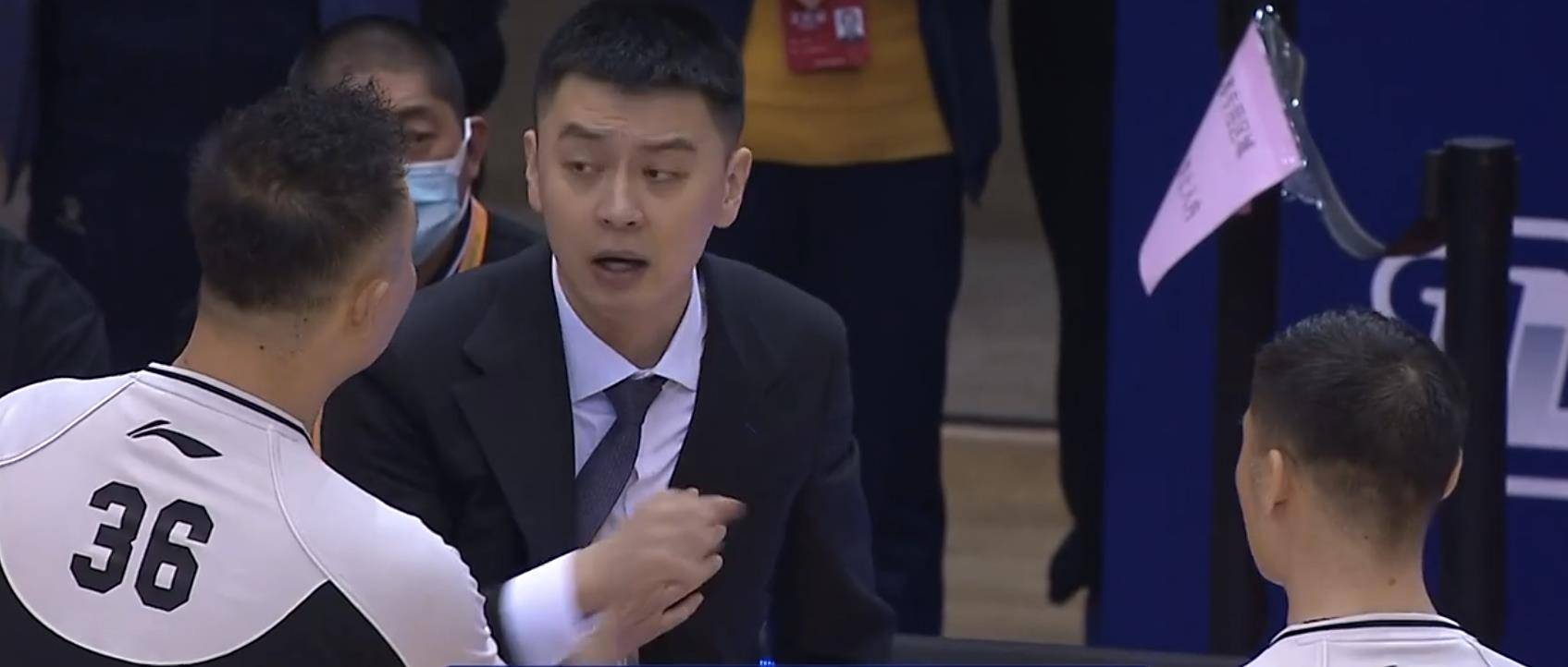 最后96秒全场高呼黑哨,闫军再次抢戏_比赛_赵继伟_陶汉林