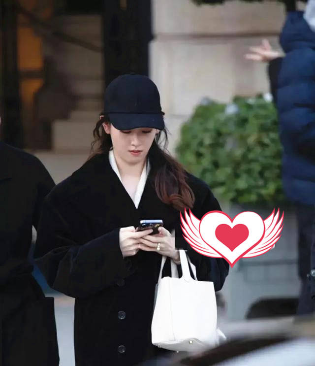 章泽天参加时装周挺潮,肌肤如玉气质绰约,带千元帽子戴百万表_风格