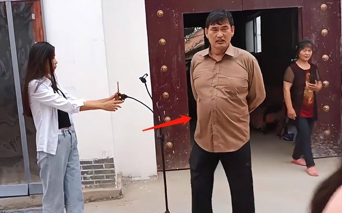 大衣哥近照曝光,发福肚腩超抢镜,拒与女子合影,走路不稳引担忧_众人