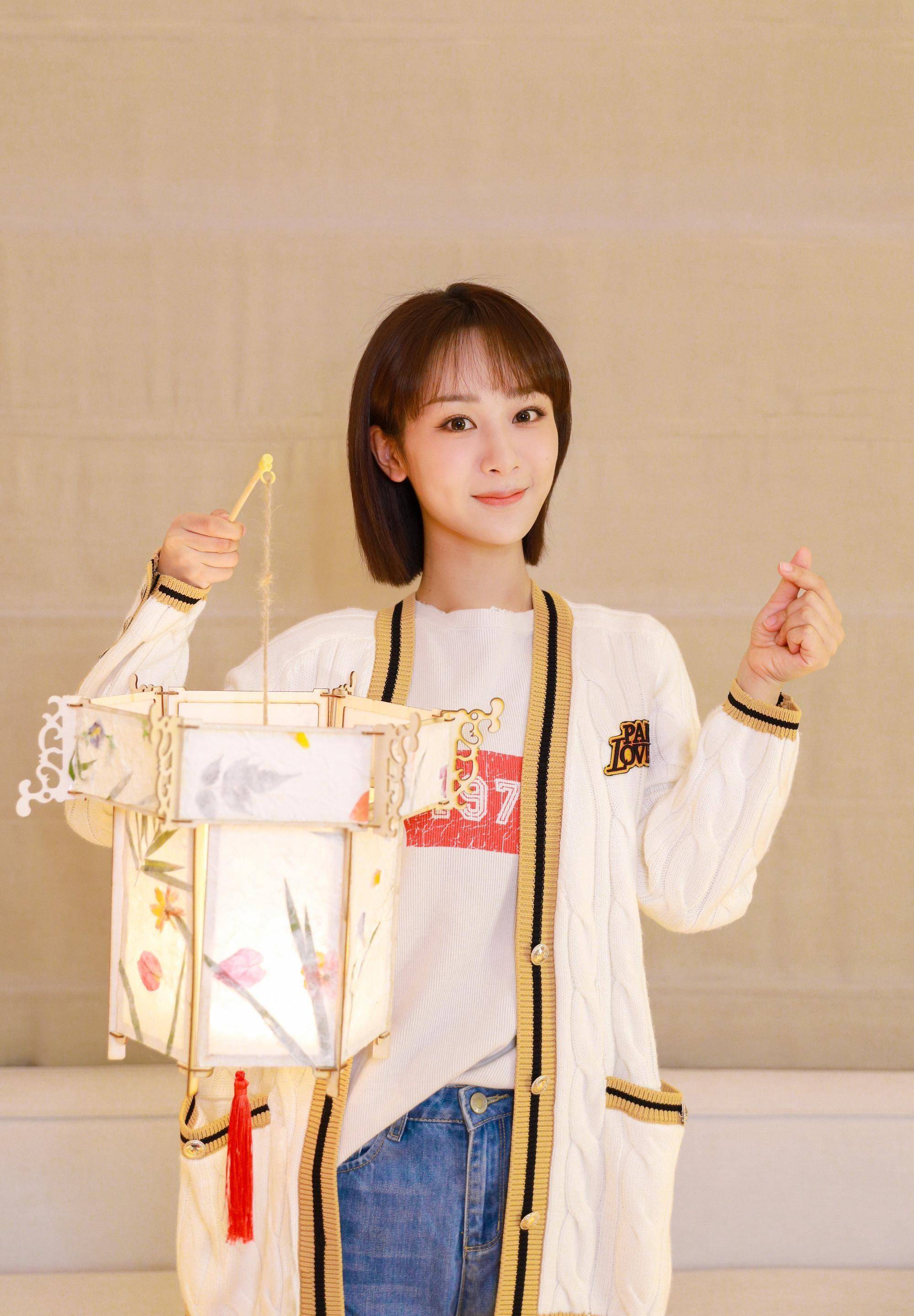 杨紫过春节却显清瘦瓜子脸愈发明显针织衫知性轻熟风