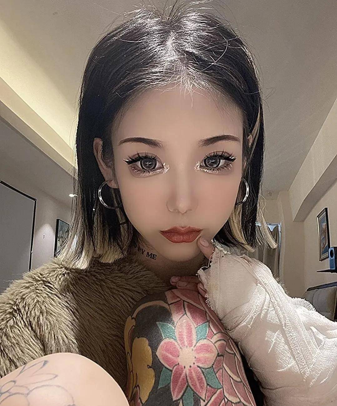 女孩闹市街头殴打三轮车阿姨,满身纹身被网友深挖,竟然