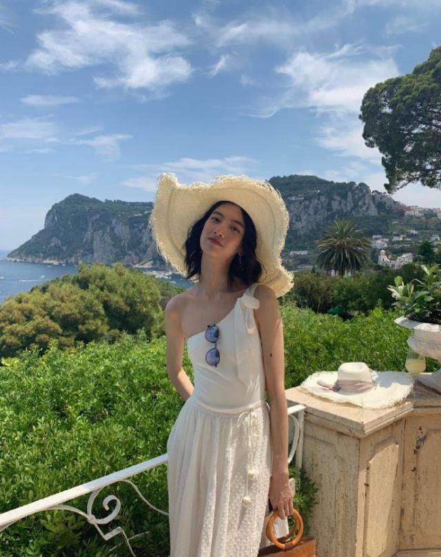 项偞婧刺绣长裙现身,179cm身高这气质绝了_黑色_裙子_感觉