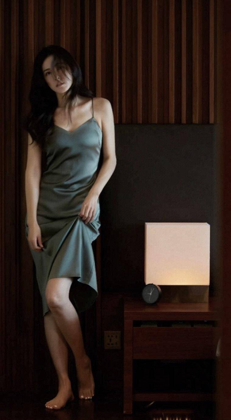 明星写真:曾黎吊带睡裙性感妩媚,美艳动人不愧中戏"第一美人"_气质