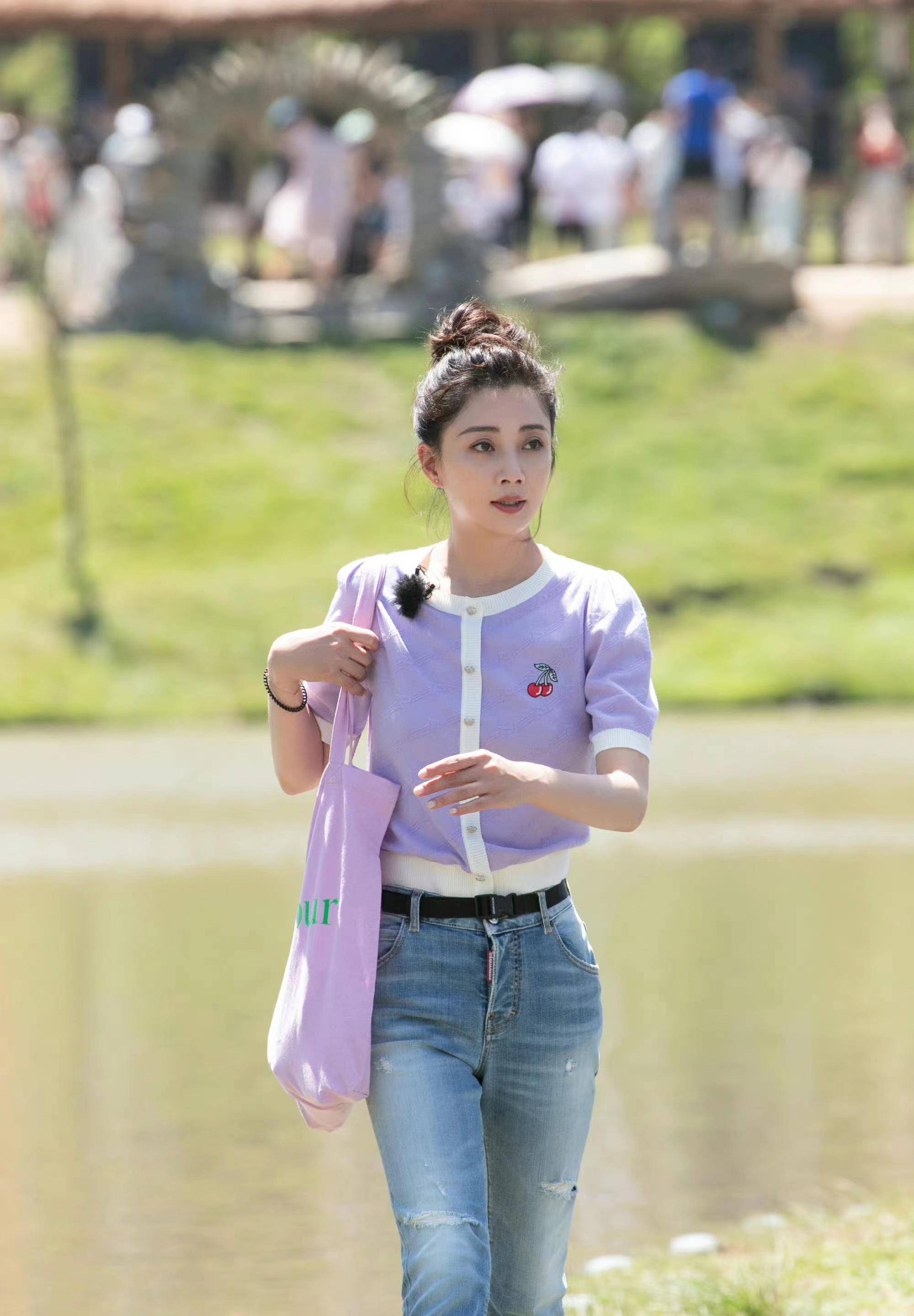 下半身穿着简单的牛仔裤,破洞样式也很时髦,殷桃真是一个时髦的小姐姐