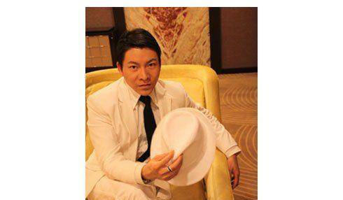 他是刘德华"御用"替身,更是模仿秀冠军,如今靠模仿年入千万_吴可_本人