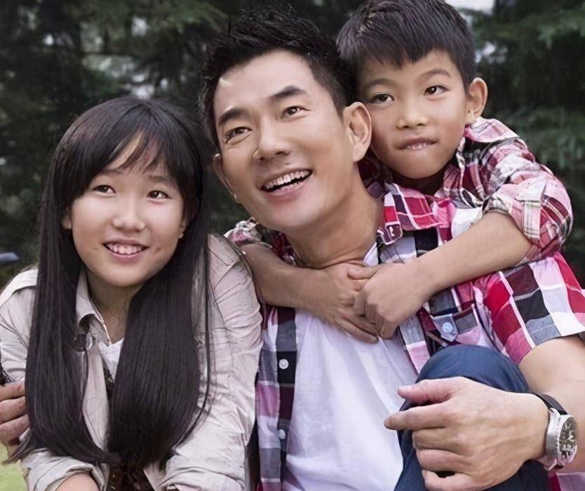 女方貌丑不嫌弃,十指相扣宛如初恋,恩爱依旧_首歌_歌曲_陈则妤