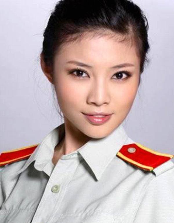 喜剧舞台四大女兵,都出身军艺,身材和演技居然差这么多_闫妮_观众