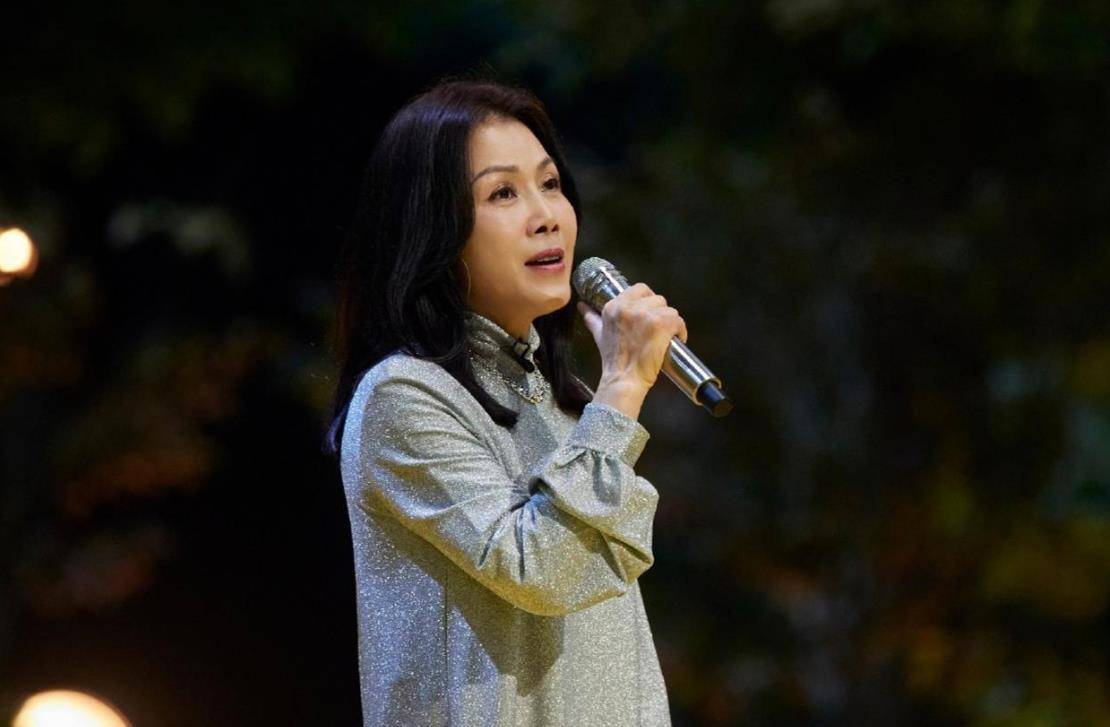 歌手田震久居澳洲曝近况,赏美景吃海鲜大餐,调侃:唱歌才是副业_生活