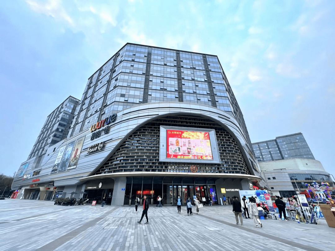 在武侯立交地铁站两侧,分布着约8万方武侯吾悦广场,约12万方的武侯