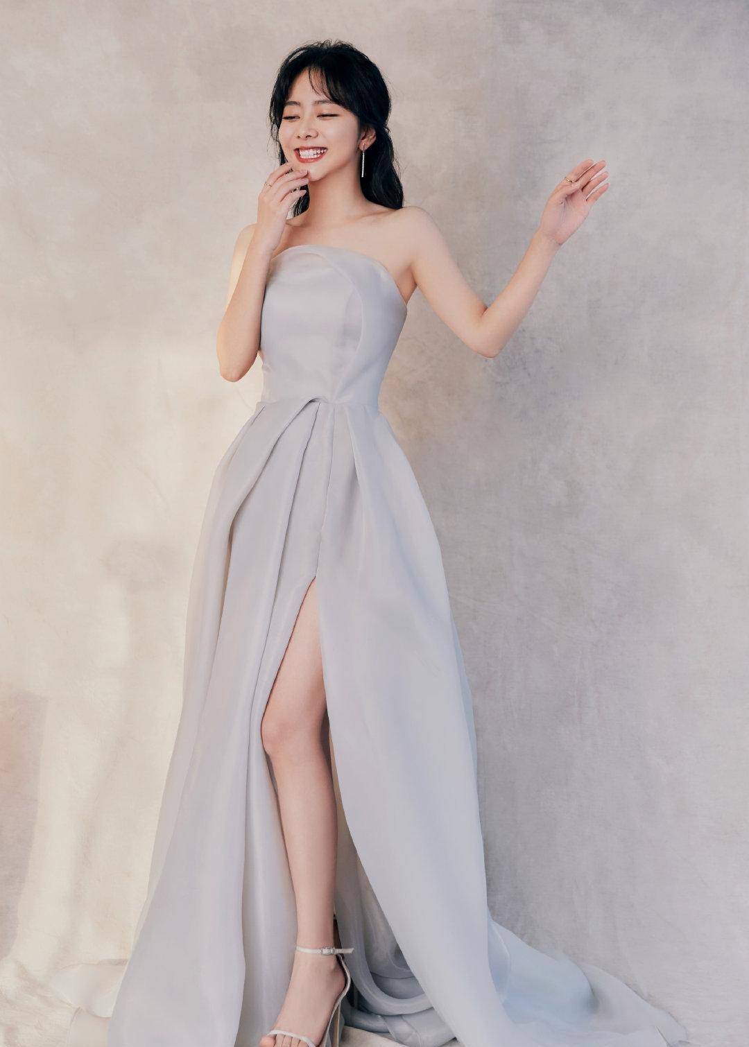 谭松韵水雾蓝开叉长裙,漂亮的大长腿若隐若现,温柔灵动有气质