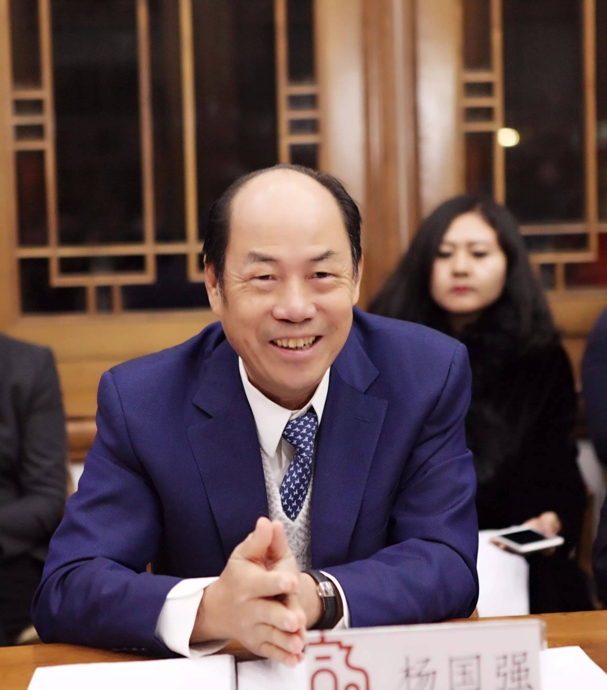 如今疫情已经过去了,地产也在回暖,杨国强也是选择在这样一个时刻才交