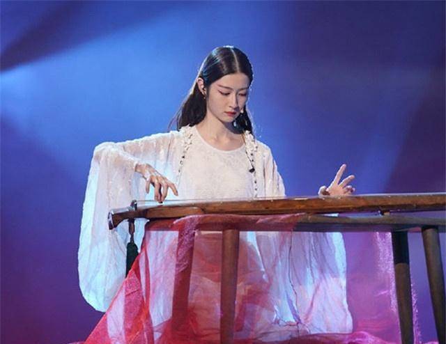 然而在三位导师还没拿出来结果时,芊蔚自己便给出了意见,她说白银班