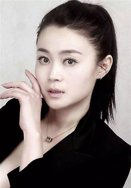 《乡村爱情》中"杨晓燕"近况,大饼脸变成锥子脸,37岁仍单身_关婷娜_赵