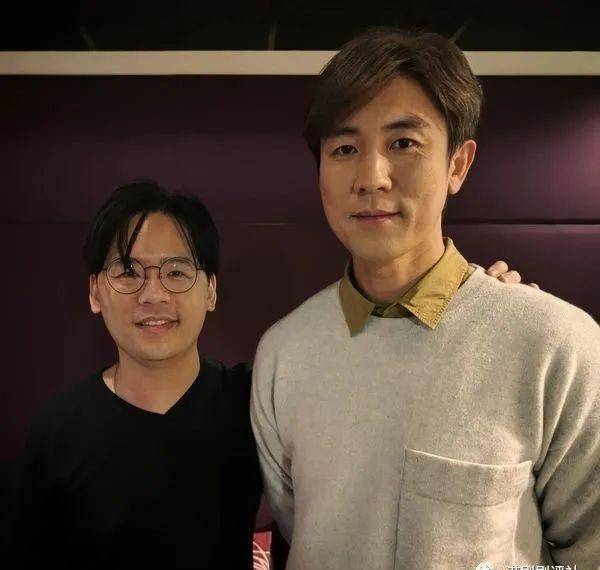 张家诚上传与炎明熹(gigi)等多位艺人的合影并留言:"香港消防处《活出