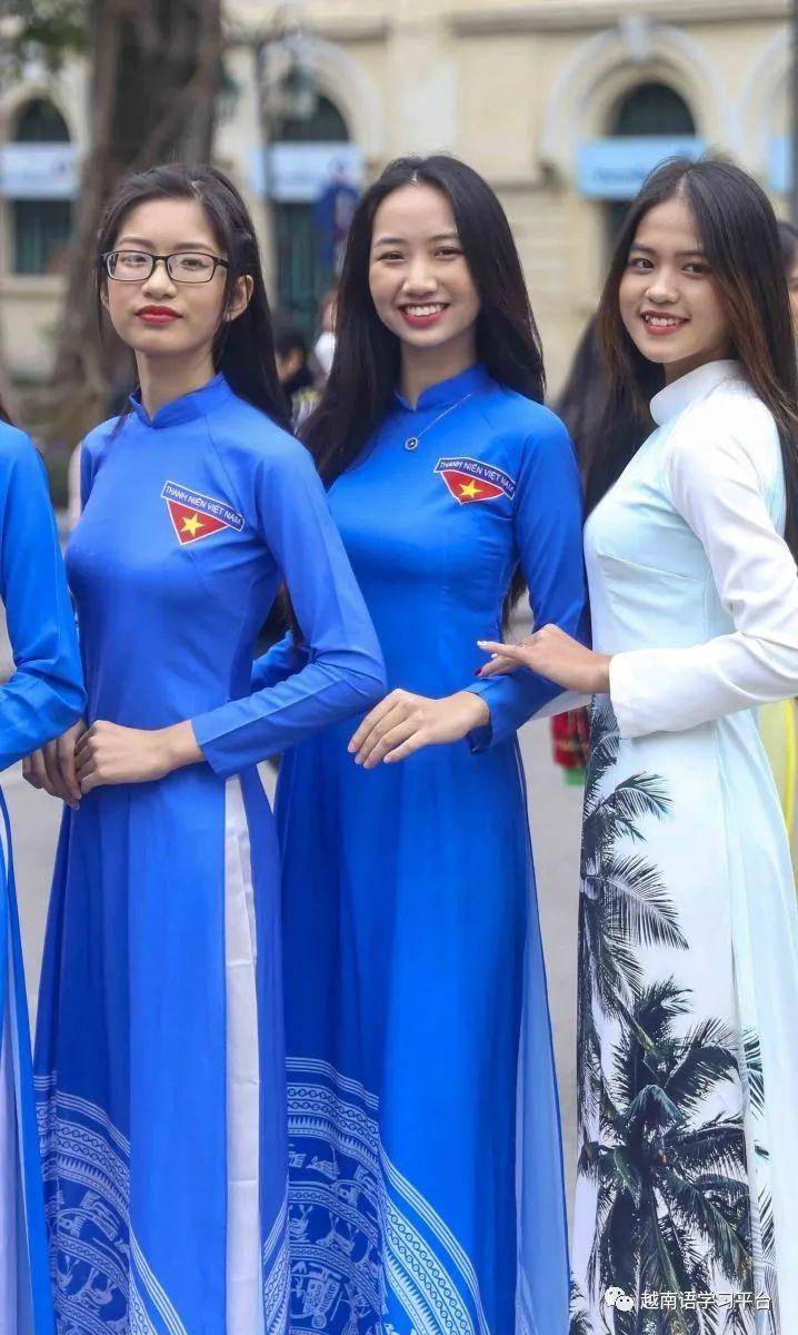 越南河内上百女大学生身穿奥黛 街头走秀光芒四射_表演_节目_活动