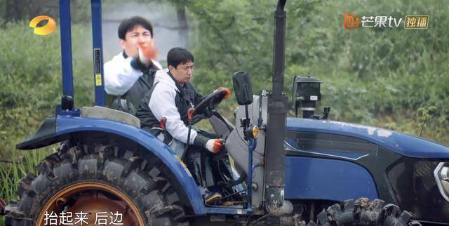 而繼駕駛拖拉機後,這季黃磊和張藝興師徒又有新座駕了,一個類似鯊魚