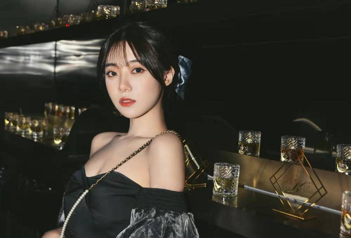 余霜开叉裙露出修长美图,网友却更爱小钰,露肩礼服更有料_rookie_感情