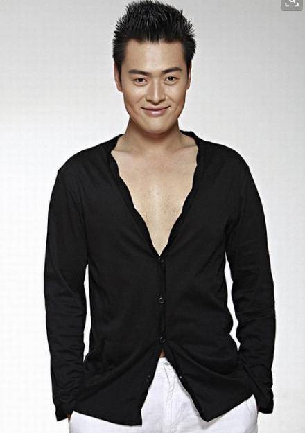 因《亮剑》一炮而红,拍戏出意外被炸失明,今37成视帝帅过小鲜_张桐