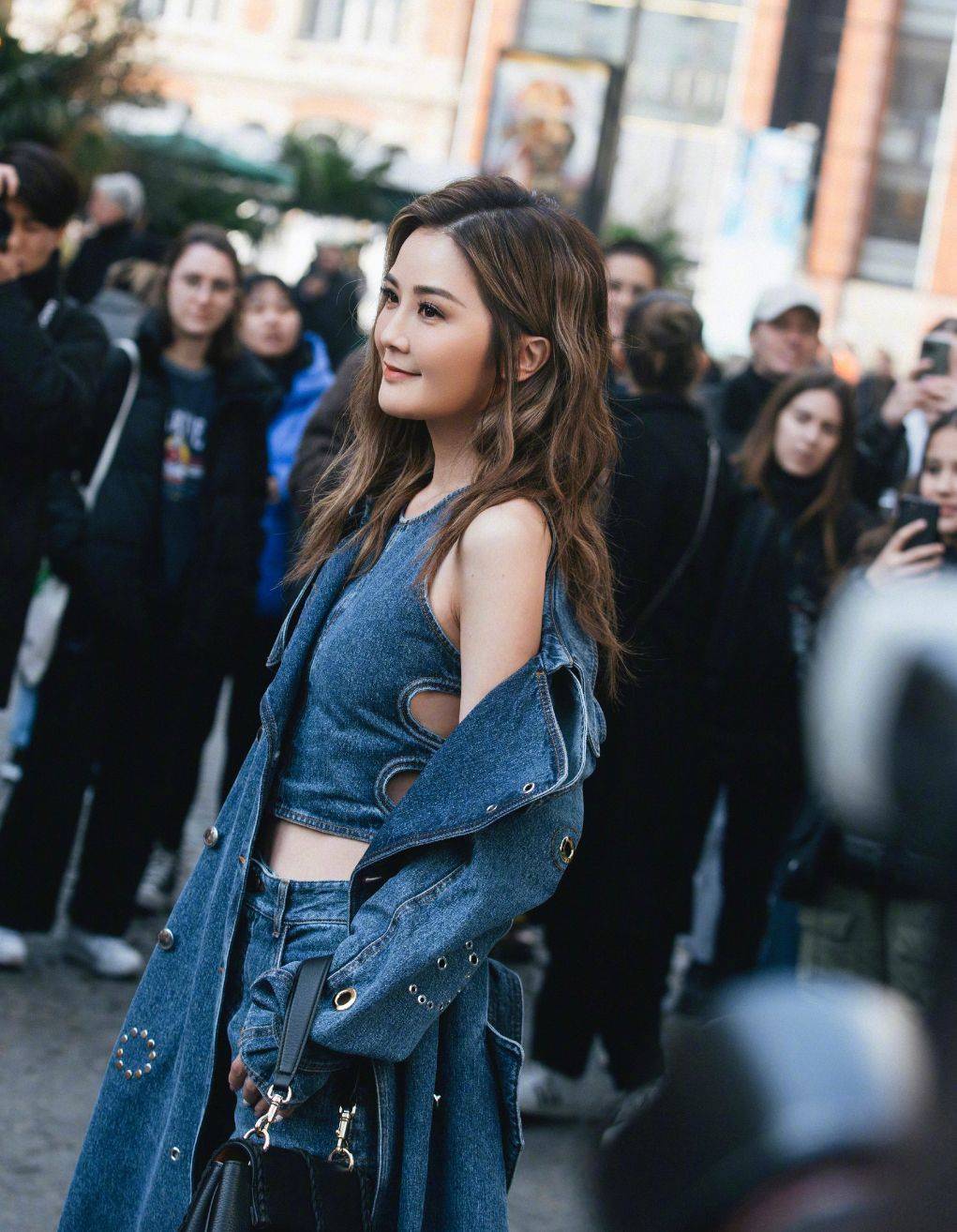 40岁蔡卓妍惊艳了巴黎!一身牛仔装配卷发美成焦点,真给国人长脸