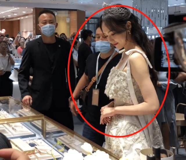 唐嫣最新自拍照曝光婚房陈设,但她怎么瘦得青筋暴起腿如麻杆_女儿_谭