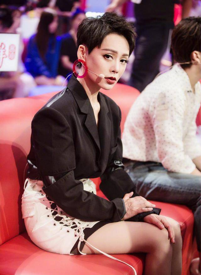 这个绷带裙的造型,让宁静身上的一条一条带子处很有设计感,整个人看