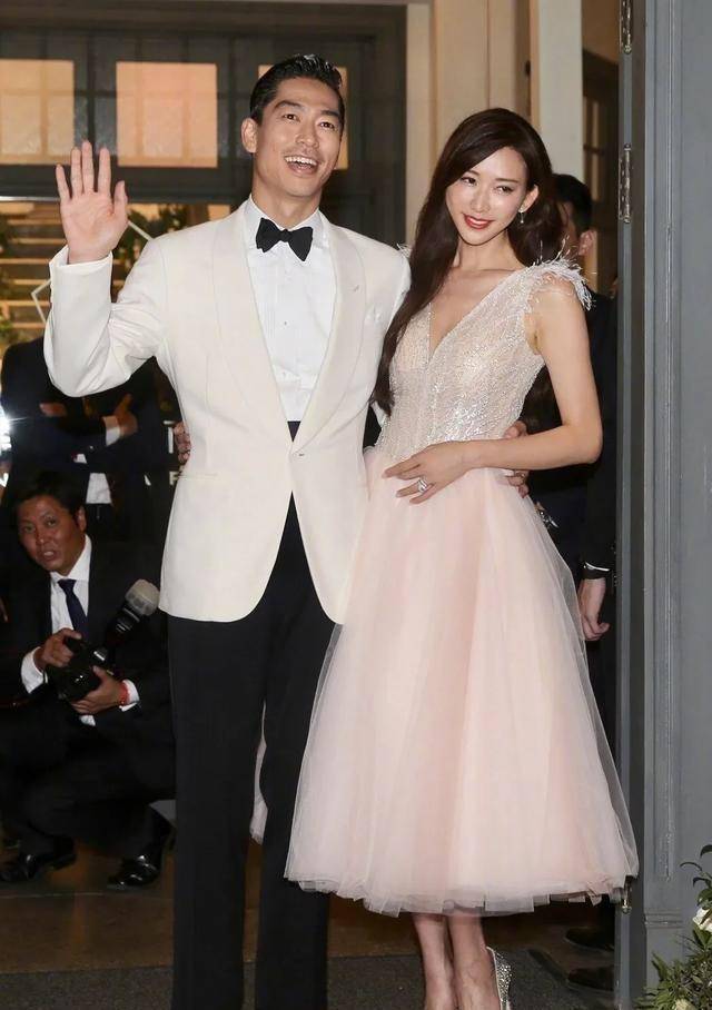 林志玲婚礼五套婚纱盘点,老公亲自设计主纱,44岁终于嫁给了爱情_礼服