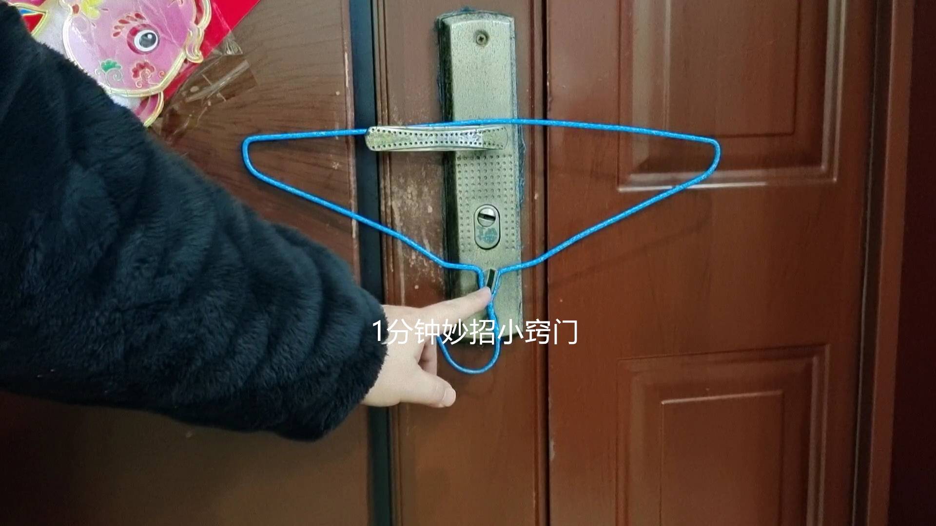 睡觉时,在门把手上放个衣架,作用真是厉害了,现在学会试一试_易拉罐