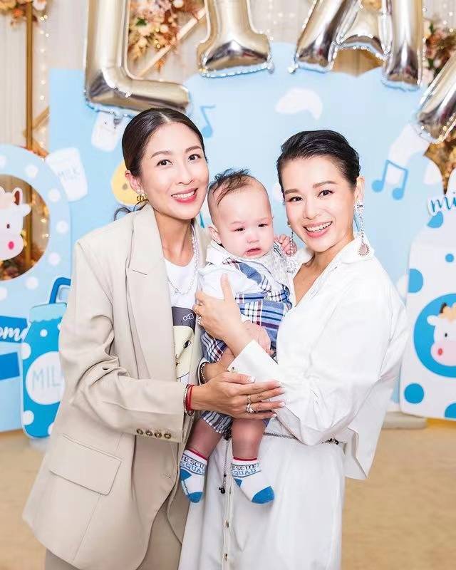 胡杏儿为三胎儿子办百天宴,打扮干练满脸笑容,小宝贝软萌可爱颜值高